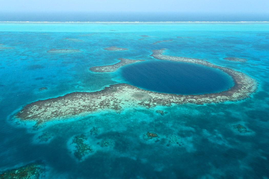 The Great Blue Hole. © Jennifer Shatwell / Marine Photobank