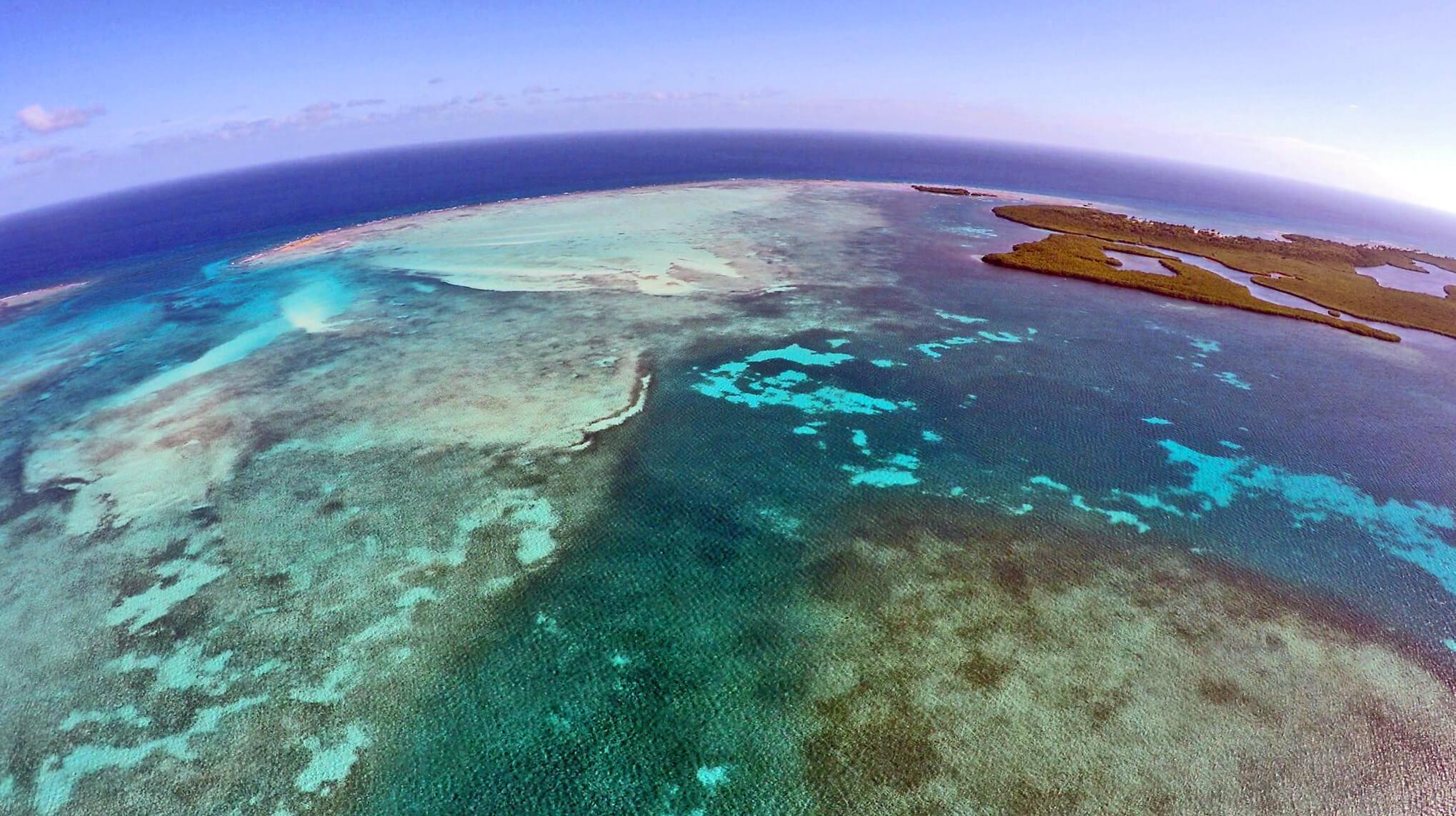 An aerial view of Calabash Caye in Turneffe Atoll. © Eric Ramos