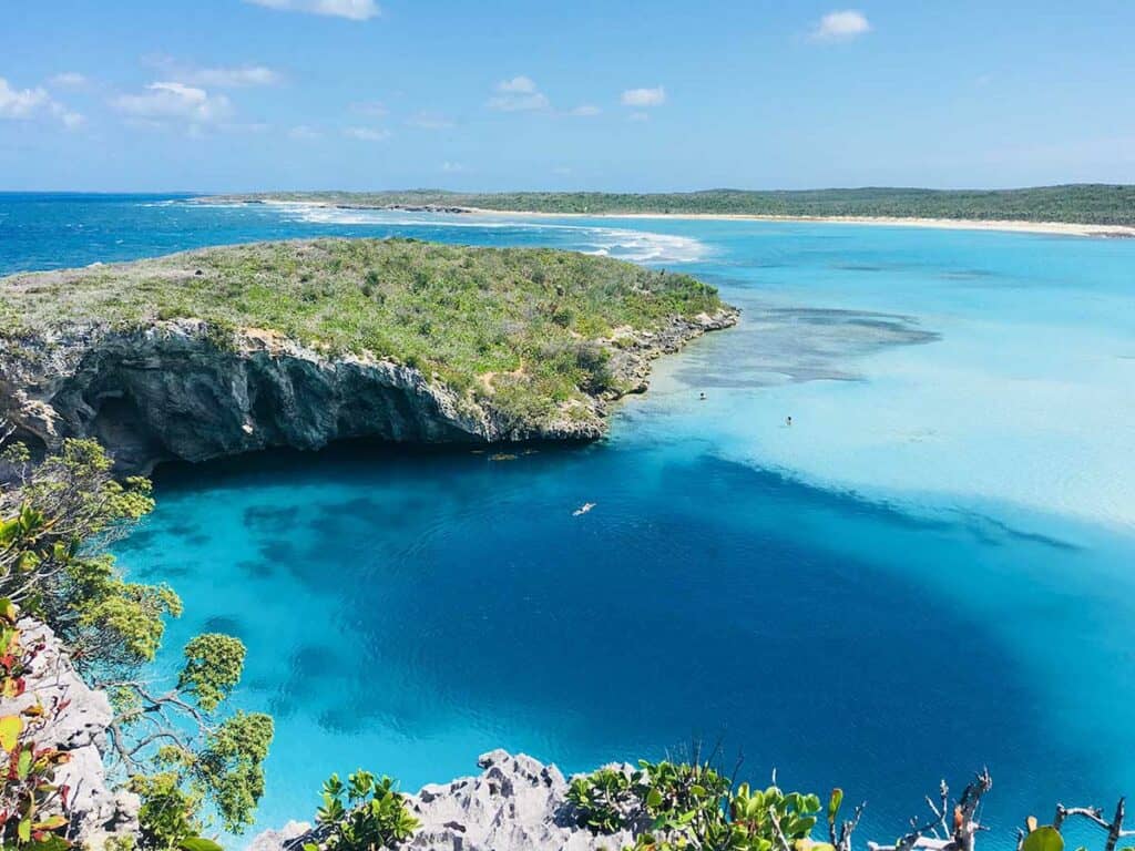 blue hole in Bahamas